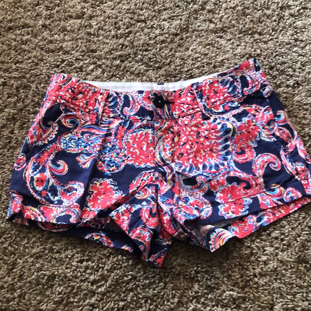 LILLY PULITZER PATTERNED SHORTS.